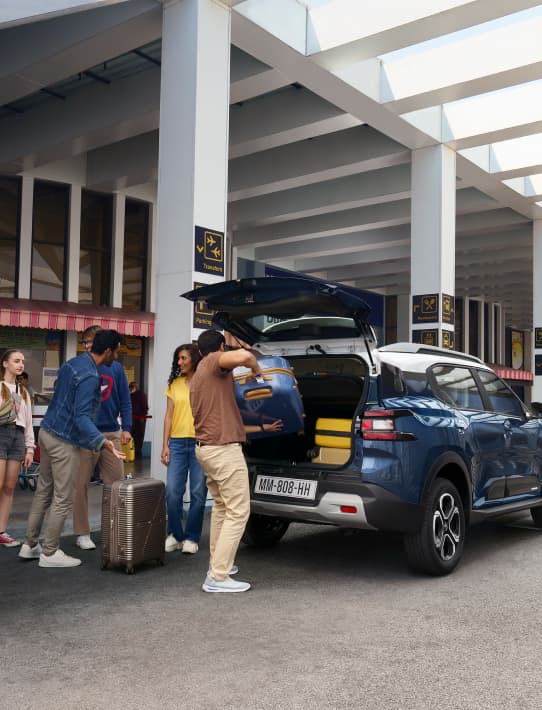 People loading the Citroën C3 Aircross with large suitcases