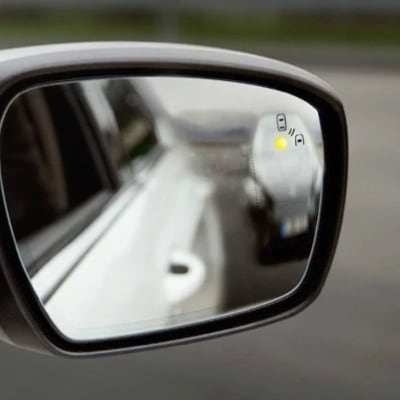 Ford's Lanekeep assist display on the driver's wingmirror